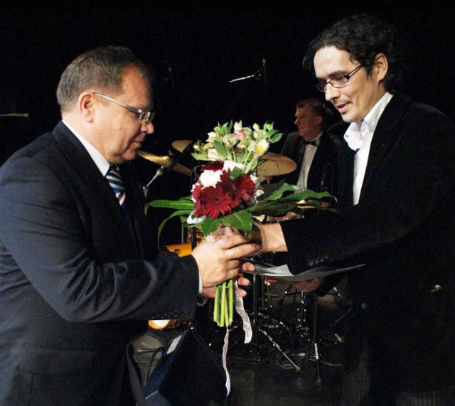 Ryszard Orłowski (z lewej), prezes Solino SA w Inowrocławiu, odbiera gratulacje od Tomasza Kaczyńskiego, red. naczelnego Radia GRA
