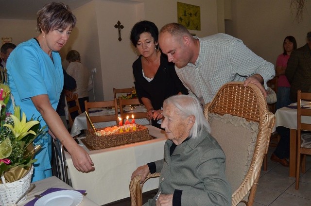 Był tort i życzenia dla 101-latki.