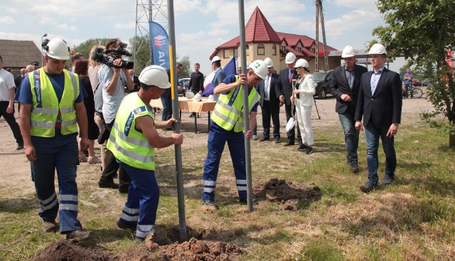 Roboty na drodze wojewódzkiej oficjalnie się rozpoczęły. Jak deklarują wykonawcy inwestycji, w przyszłym roku równie uroczyście nastąpi zakończenie prac.