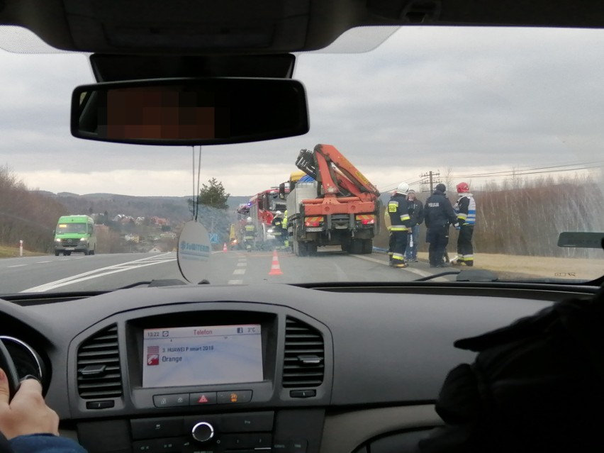 W Jaworniku Niebyleckim ciężarówka wjechała w BMW, którym jechały 4 osoby, w tym dziecko. Auto wpadło do rowu [ZDJĘCIA INTERNAUTY]