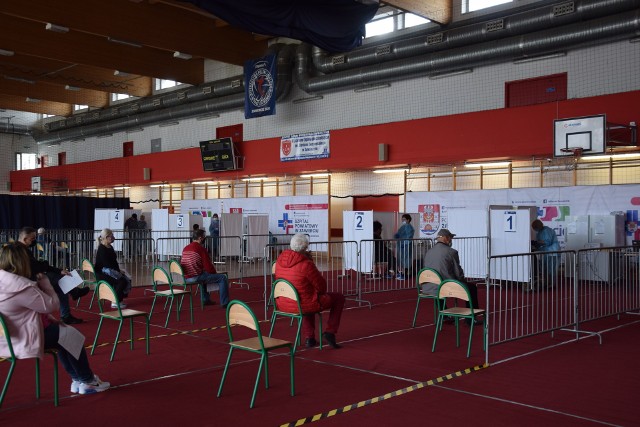 Punkt szczepień powszechnych w Zawierciu od dziś podaje szczepienia.Zobacz kolejne zdjęcia. Przesuwaj zdjęcia w prawo - naciśnij strzałkę lub przycisk NASTĘPNE