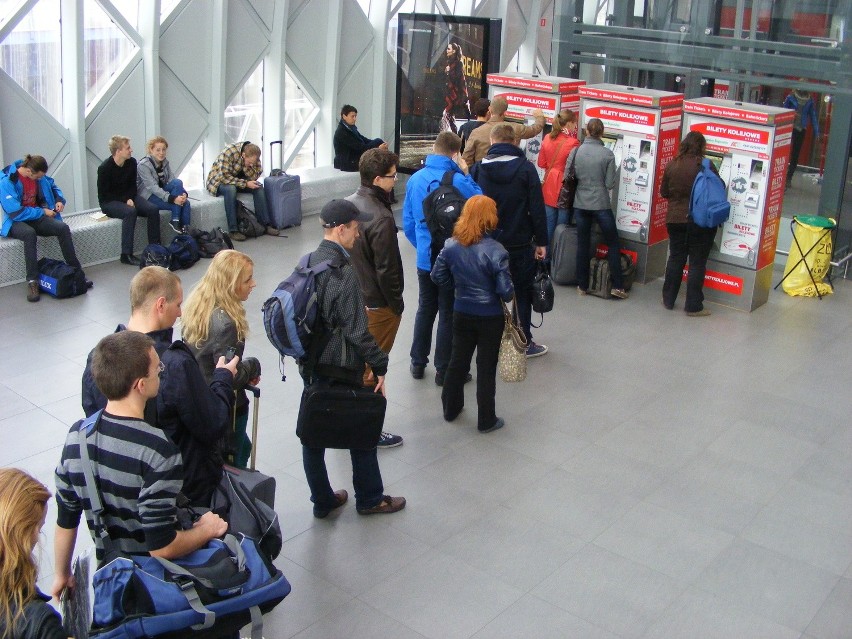 Oblężone kasy biletowe na dworcu w Poznaniu. Wszystko przez studentów? [ZDJĘCIA]