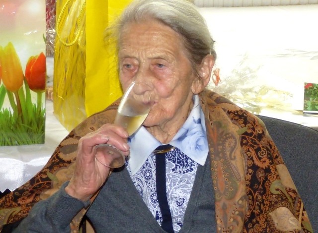 Władysława Kalita  uczciła „okrągłą setkę” lampką szampana.