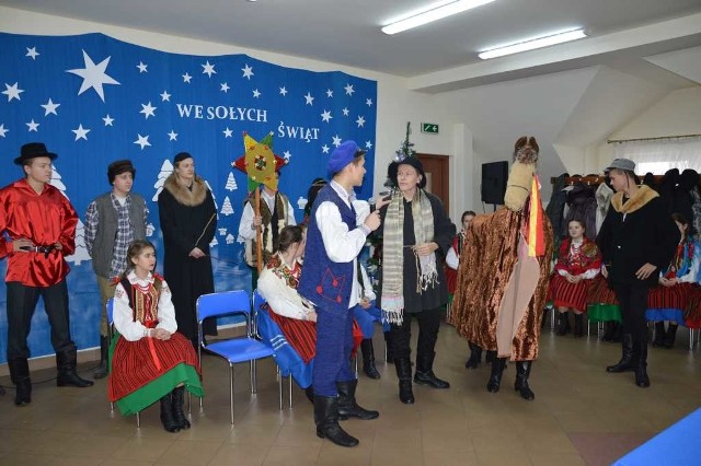 Młodzi aktorzy z gminy Pawłów przygotowali przedstawienie jasełkowe.