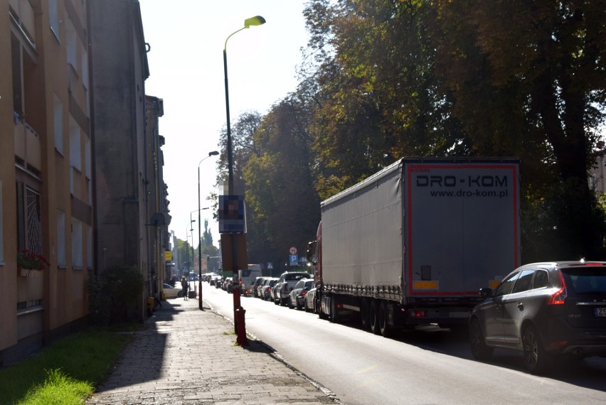 Kierująca toyotą wjechała też w stół i ławkę przy budce...