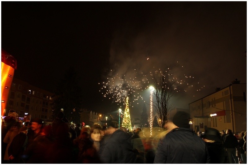 Z muzyką, tańcem i wystrzałami korków od szampana Mońki...