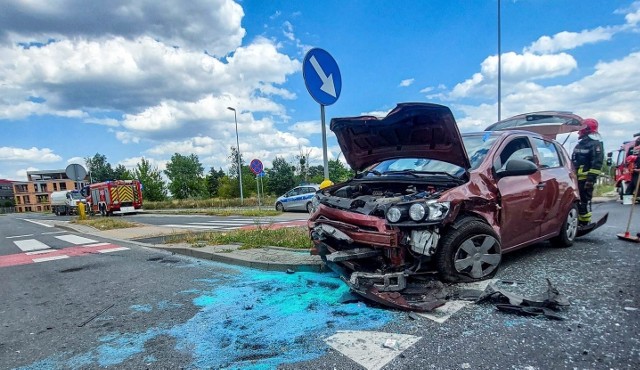 Kolizja z udziałem trzech aut wydarzyła się w poniedziałek, 17 lipca, wczesnym popołudniem na ul. Polnej w Toruniu