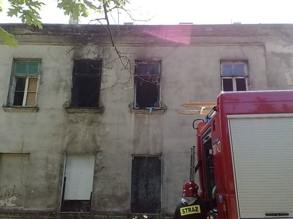 Pożar kamienicy przy Sienkiewicza gasiły dwie jednostki straży pożarnej. Czy było to podpalenie?