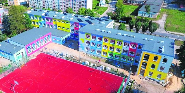 Szare mury szkoły w Pionkach nabrały nie tylko kolorów. W budynku ma być przede wszystkim cieplej.
