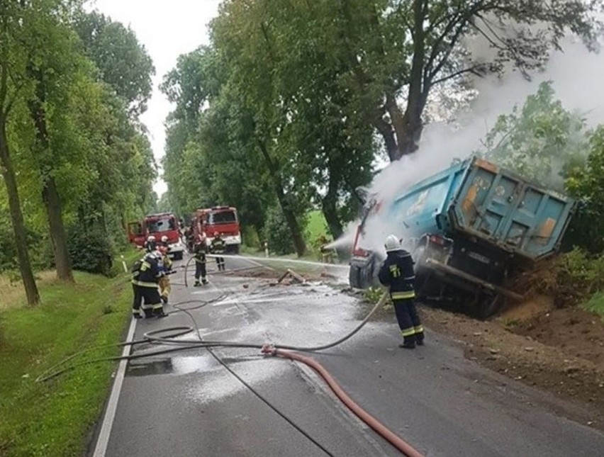 Ciężarówka zjechała zd rogi i uderzyła w drzewo. Momentalnie...