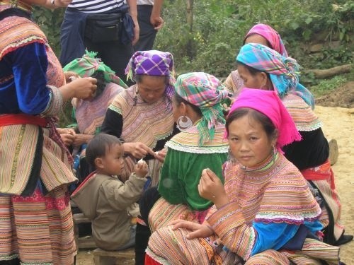 Dziewczęta z plemienia Flower Hmong na targu w Bac Ha.