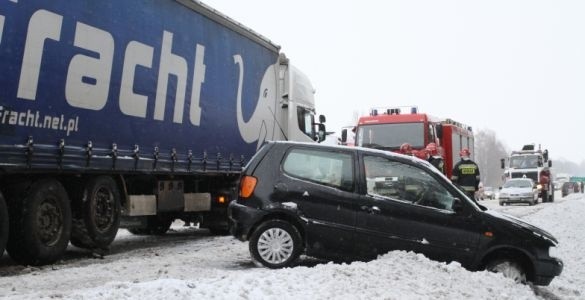 Kobieta siedząca za kierownicą polo jest ranna. Zajmuje się nią pogotowie.