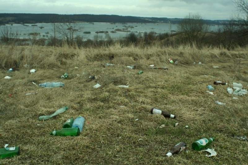 Wysypisko śmieci w parku krajobrazowym nad Narwią