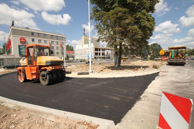 Drogowcy kończą budowę zawrotki w ulicy Warszawskiej w Kielcach, przez weekend mają wymalować oznakowanie a od poniedziałku powinna być czynna. 