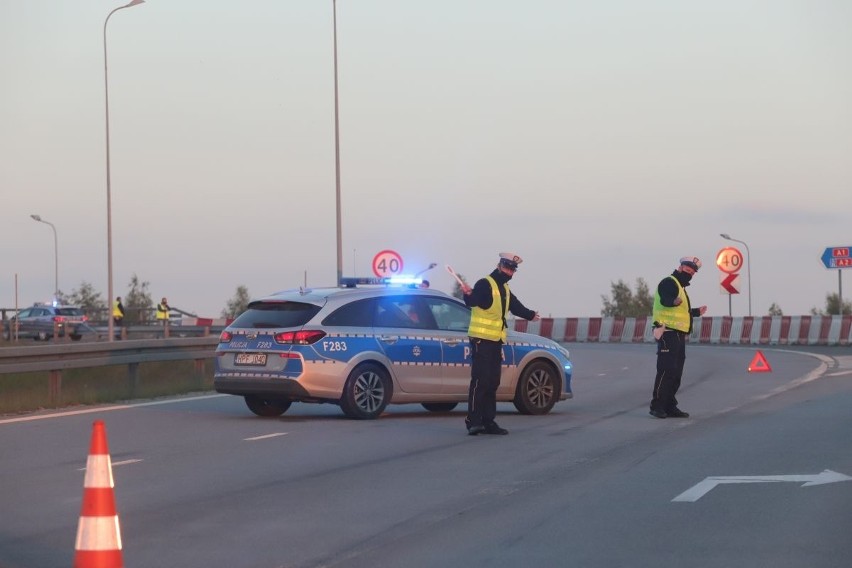 Jako pierwsi na pomoc motocykliście ruszyli kierowcy, którzy...