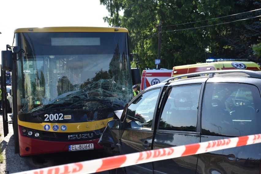 Czołowe zderzenie autobusu MPK Łódź i samochodu osobowego! Są ranni! 