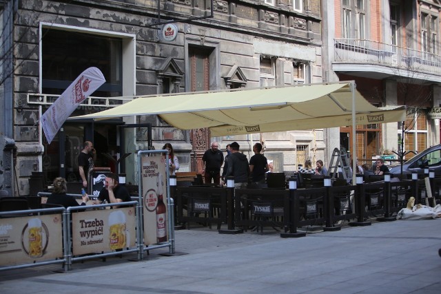 Nie będzie zamknięcia woj. śląskiego. Od 18 maja otwarte restauracje, fryzjerzy, kosmetyczki. Rząd wprowadza trzeci etap luzowania obostrzeń. Poznajcie zasady i terminy.Zobacz kolejne zdjęcia. Przesuwaj zdjęcia w prawo - naciśnij strzałkę lub przycisk NASTĘPNE