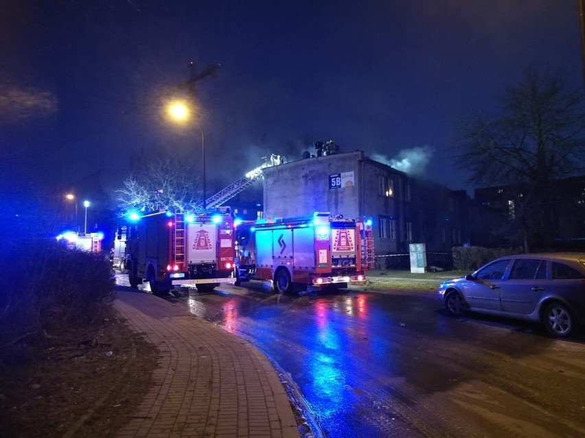 Strażacy 12 godzin walczyli z pożarem przy Wrońskiej w Lublinie. 42 osoby straciły mieszkania