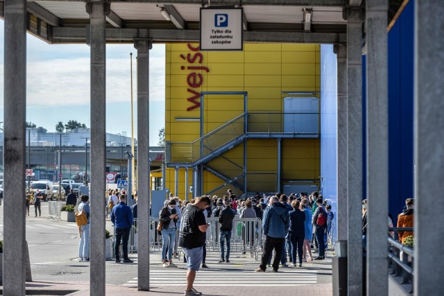 Niemiecki rząd zdecydował, że księgarnie, kwiaciarnie i targi ogrodnicze będą mogły być ponownie otwierane od 8 marca. W pozostałych sklepach będzie można skorzystać z umówionych zakupów pod nazwą Click & Meet, jeśli w danym kraju związkowym 7-dniowa zachorowalność na koronawirusa jest mniejsza niż 100 nowych zakażeń na 100 000 osób. Według Instytutu Roberta Kocha (RKI) to kryterium jest obecnie spełniane przez wszystkie kraje związkowe z wyjątkiem Turyngii.Czytaj dalej. Przesuwaj zdjęcia w prawo - naciśnij strzałkę lub przycisk NASTĘPNE