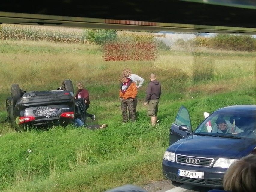 Groźny wypadek pod Wrocławiem. Auto marki Opel dachowało na...