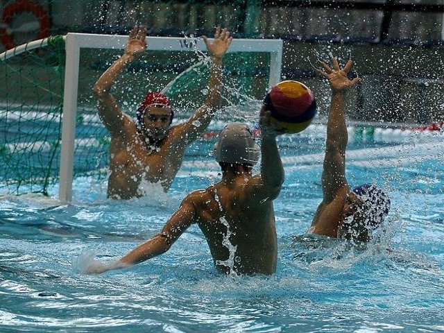 Jakub Goździak (w białym czepku) rzuca na bramkę Waterpolo. Mimo dobrej postawy gorzowian, komplet ekstraklasowych punktów został w Poznaniu.