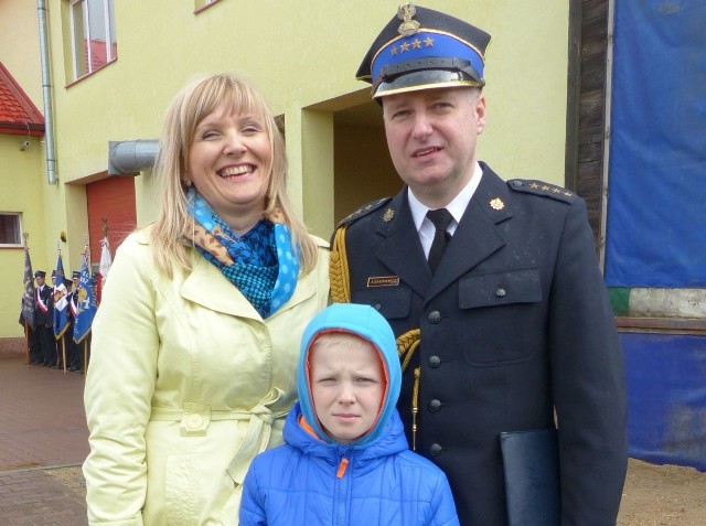 Świeżo awansowany do stopnia starszego kapitana Krzysztof Drążkiewicz ze Skarżyska z żoną Marzeną i synem Tomkiem.