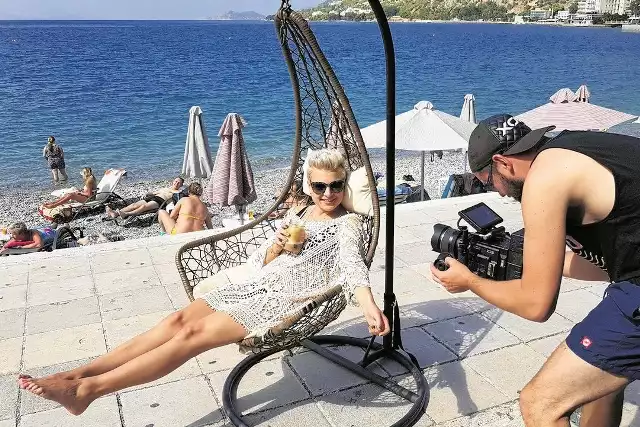 - Pracować w takim miejscu to przyjemność - komentuje Magdalena Narożna, wokalistka Pięknych i Młodych. Zdjęcia do nowego teledysku grupy kręcone były na greckiej plaży