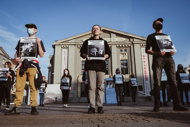 Akcja uliczna pod Teatrem Śląskim w Katowicach w październiku 2020 r.