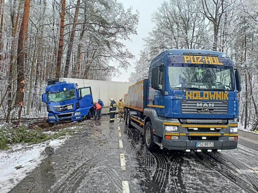 W wyniku zdarzenia poszkodowany został kierowca TIR-a....