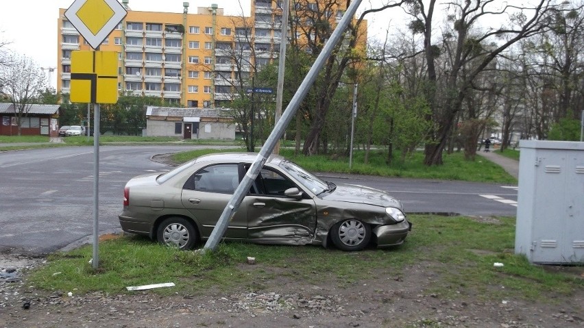 Wrocław: Wypadek na Balonowej. Trzy osoby ranne (ZDJĘCIA)