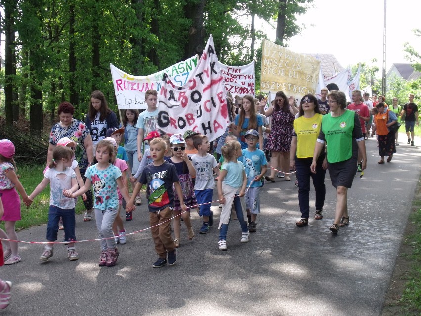 Ulicami Nowej Wsi przeszli: uczniowie ZS oraz przedszkolaki...