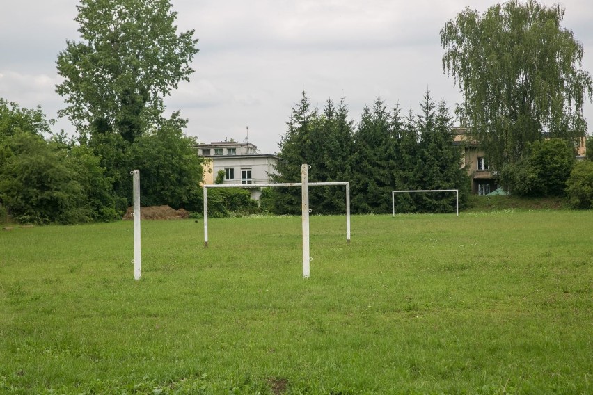 Kraków. Są przeciwko upychaniu ogromnego basenu na zielonym terenie szkoły