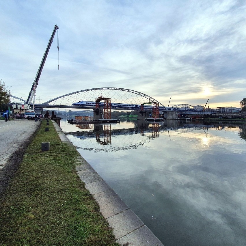 Kraków. Budują most nad Wisłą. Mieszkańcy mają dość palowania 