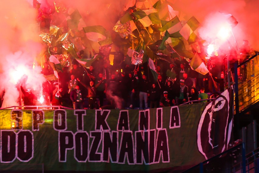 PKO Ekstraklasa. Kilkuset kibiców Radomiaka dopingowało zespół w meczu z Lechem Poznań. Przygotowali też specjalną oprawę