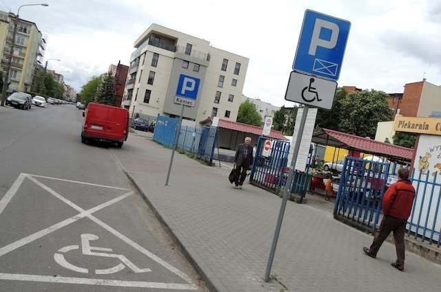 Tylko jedno miejsce parkingowe dla niepełnosprawnych jest przy ruchliwej ulicy, obok targowiska