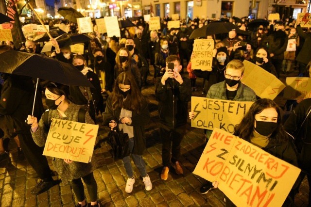 Protesty kobiet w Toruniu gromadzą tłumy