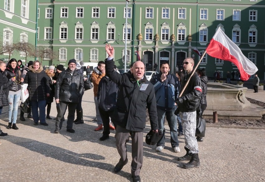 Pikieta uczniów ze szkół wieczorowych w Szczecinie