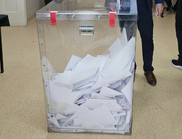 W dwóch komisjach obwodowych z urn wyjęto więcej kart, niż zostało wydanych wyborcom