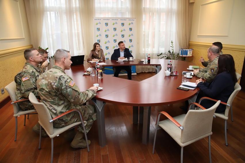 Ełk. Prezydent spotkał się z żołnierzami wojsk NATO