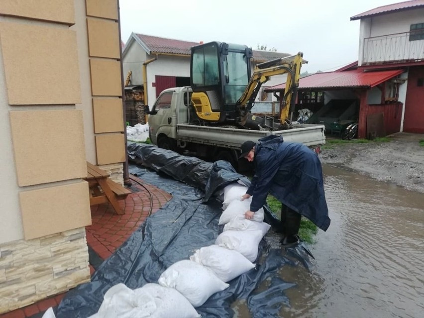 Rośnie poziom wody w Nidzie w powiecie pińczowskim. Strażacy wciąż walczą z żywiołem [RAPORT]