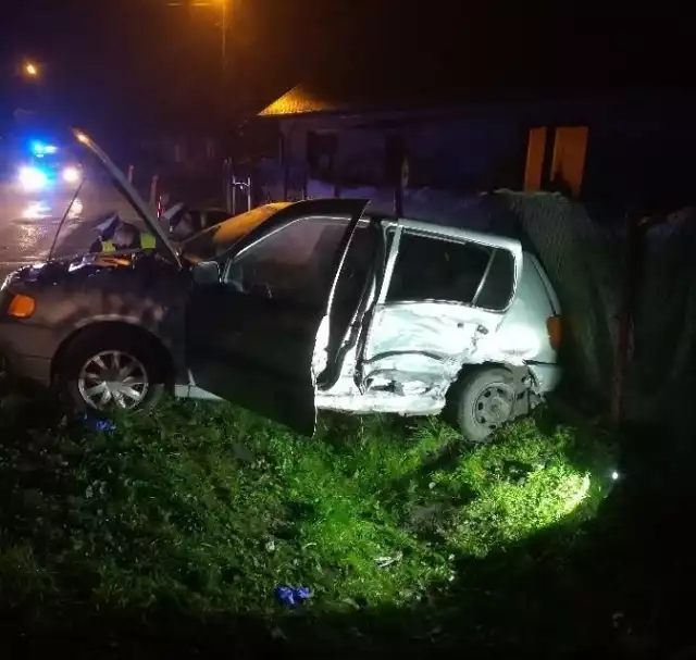 W czwartek w Urzejowicach koło Przeworska doszło do zdarzenia drogowego. Ze wstępnych ustaleń policjantów wynika, że kierująca BMW, 48-letnia mieszkanka pow. przeworskiego, na zakręcie zjechała na przeciwległy pas ruchu i doprowadziła do zderzenia z prawidłowo jadącym volkswagenem polo, a następnie uderzyła w skodę.W wypadku ucierpiały dwie osoby: kierująca BMW oraz kierujący polo 33-letni mieszkaniec Przeworska. Kierujący pojazdami w chwili zdarzenia byli trzeźwi.Prowadzone w sprawie postępowanie wyjaśni dokładne okoliczności tego zdarzenia.