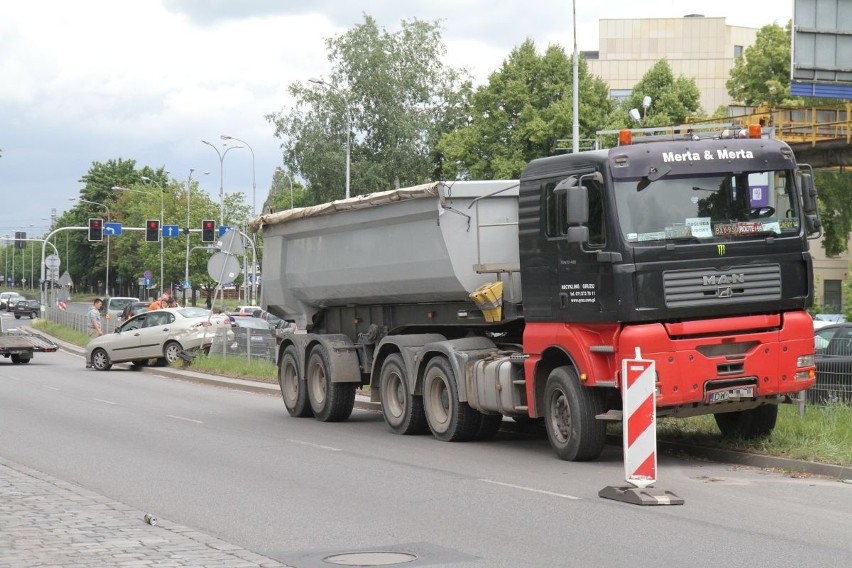 Wrocław: Wypadek na Brucknera. Ciężarówka zepchnęła seata na barierki (ZDJĘCIA)