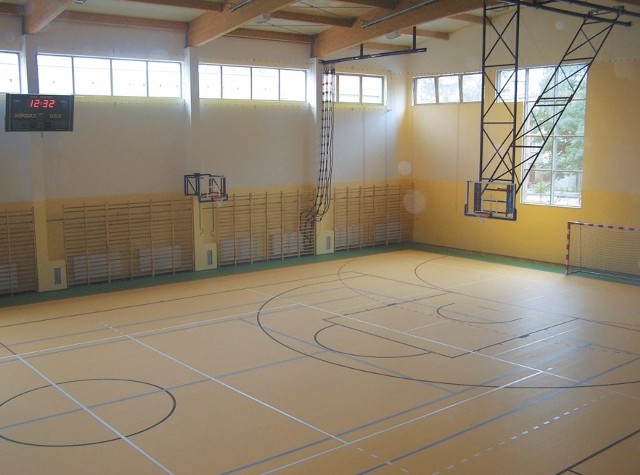 Na boisku o wymiarach 20 x 40 m  uczniowie będą mogli grać w siatkówkę, koszykówkę piłkę ręczną, piłki nożną, tenisa ziemnego oraz badmintona