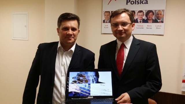 Jacek Włosowicz (z lewej) i Zbigniew Ziobro zaprezentowali najnowszy spot Solidarnej Polski poświęcony kwestii zmian w podatkach.