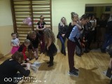 Zabawa choinkowo - walentynkowa w szkole w Górach. Tak dzieci tańczyły na...gazetach (WIDEO, ZDJĘCIA)
