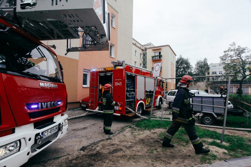 W piątek (8 września 2017) po południu kłęby dymu wydobywały...