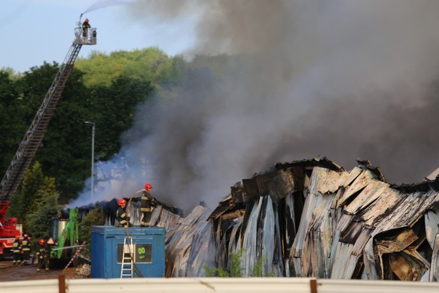 Pożar w Gdańsku przy Trakcie Świętego Wojciecha 26.06.2019. Płonie hala magazynowa.