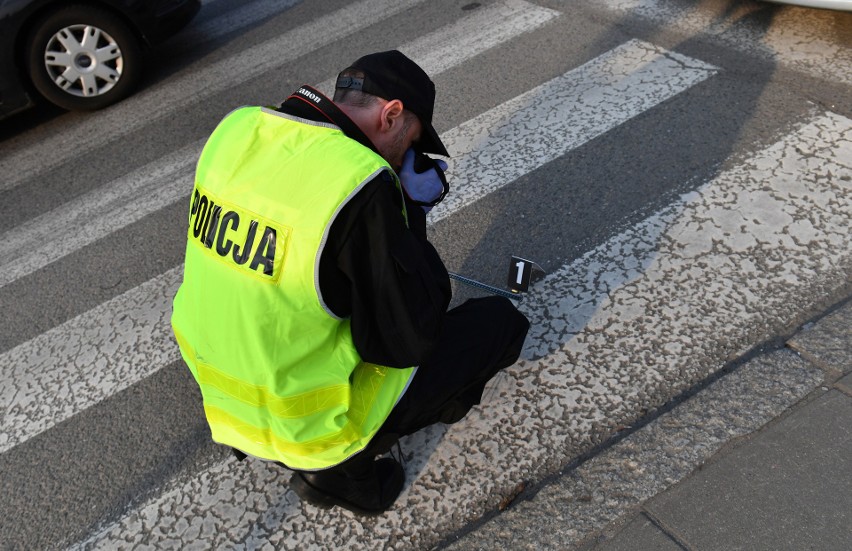 Akcja przed prokuraturą w Szczecinie. Rzucił się z nożem na dziennikarzy! Padły strzały ostrzegawcze