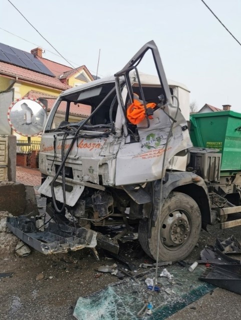 Zderzenie dwóch ciężarówek na trasie Łagów - Nowa Słupia. Są ranni, jedna osoba w stanie ciężkim. Utrudnienia w ruchu