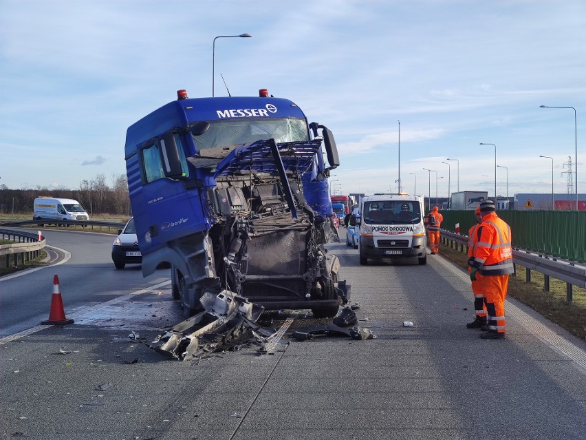 Wypadek na s8. Jedna osoba jest ranna